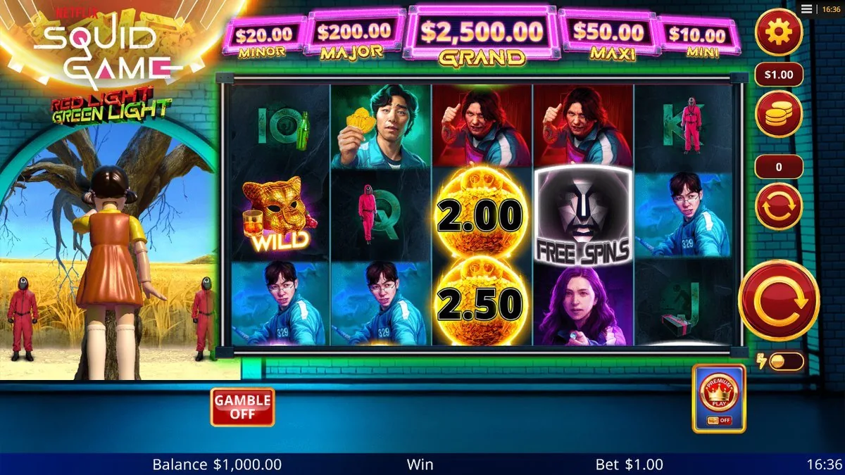 Squid Game Red Light Green Light: fünf Walzen mit Serienfiguren, goldener Katzenmasken-Wild, zwei goldene Multiplikator-Orbs mit 2.00 und 2.50, Free-Spins-Scatter, oben die Jackpot-Leiste Grand 2.500 Dollar