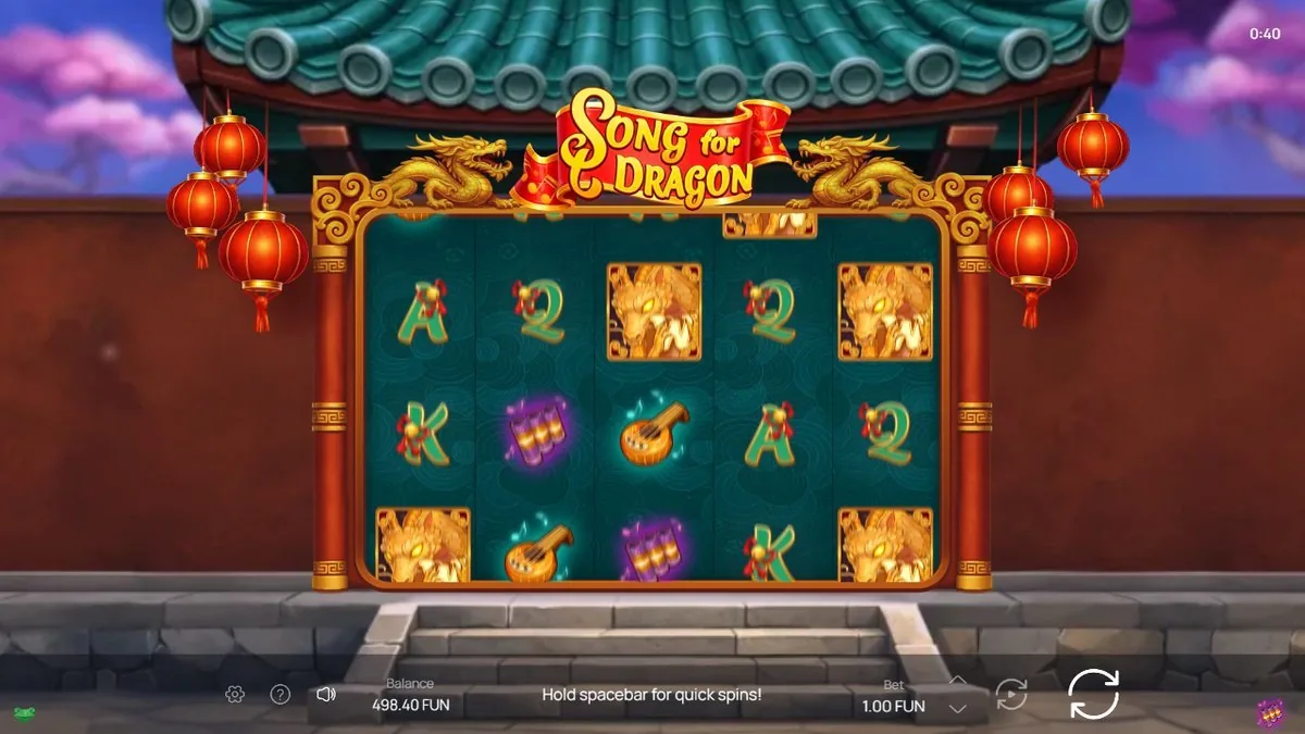 Song for Dragon Grundspiel: 5x3-Walzen im Tempeltor mit goldenen Drachensymbolen, Pipa-Laute, Trommel und Kartenwerten A/K/Q/2, Einsatz 1,00 FUN