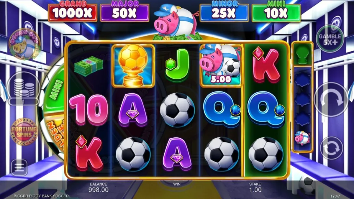 Bigger Piggy Bank Soccer: 5x3-Walzen in der Umkleidekabine, Jackpot-Balken GRAND 1000X, MAJOR 50X, MINOR 25X, MINI 10X, Sparschwein-Maskottchen, Einsatz 1,00 Euro