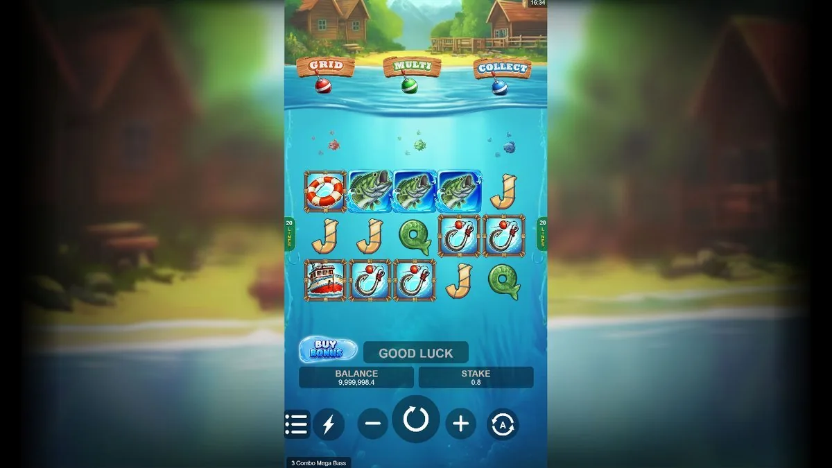 3 Combo Mega Bass Grundspiel: Angelsee mit Holzhütten, oben die drei Meter GRID/MULTI/COLLECT, darunter das 5x3-Raster mit Bass-Fisch, Rettungsring, Angelhaken und Boot, unten links der Buy-Bonus-Knopf