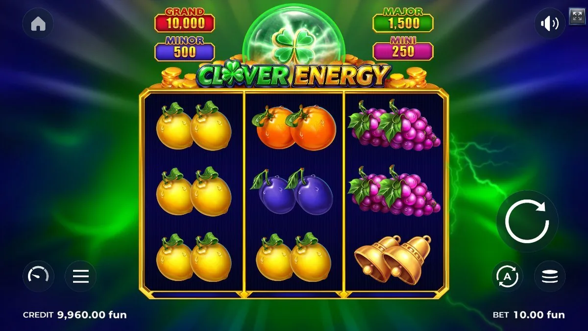 Clover Energy Grundspiel: Zitronen, Orangen, Pflaumen, Trauben und Glocken auf 3x3, oben die Jackpot-Leiste Grand 10.000 bis Mini 250